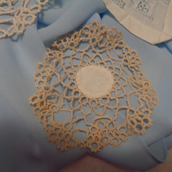 EARLY FRENCH BOUDOIR DELICATE LINENS OR DOILYS PLUS A TINY REPRO HAT BOX… - Picture 6 of 8